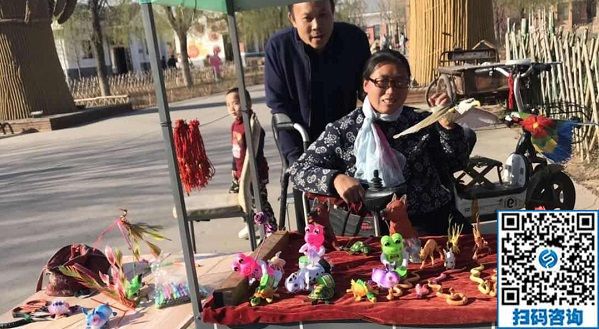 讓更多的民間手工和民間手工藝人在這個(gè)舞臺(tái)上一起高飛！------記手工之家郝總到訪糧畫小鎮(zhèn)，探訪草編大師李素云