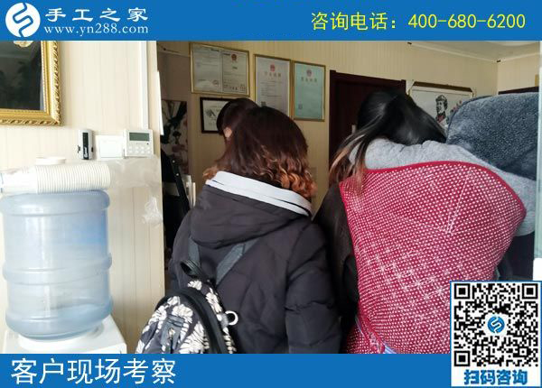 “想掙錢，就得長期有活，隔三差五才有活兒的不掙錢！”廣西百色黃女士找到珠繡免押金手工活后這樣說