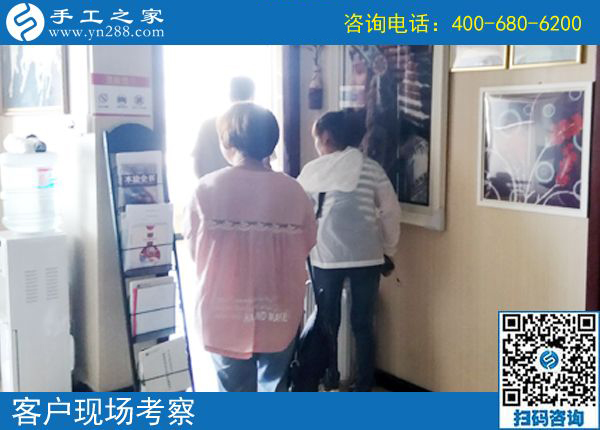 手工活在家要認(rèn)真做，河南林州郝女士帶著孩子做手工活外包掙錢(qián)