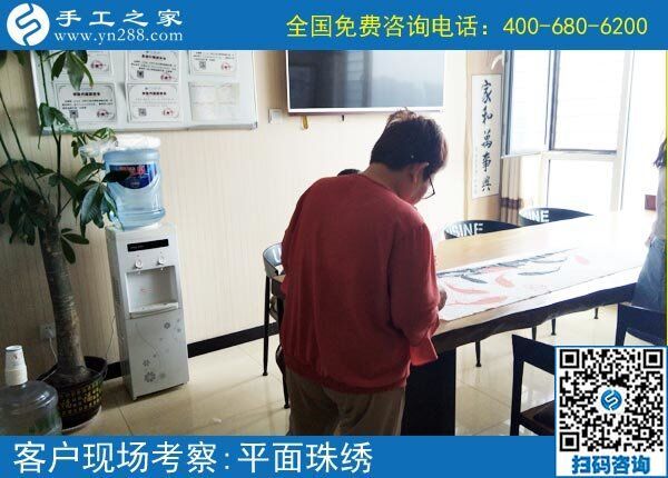堅持就能掙錢，河北石家莊曹女士帶著孫子做正規(guī)供料的手工活