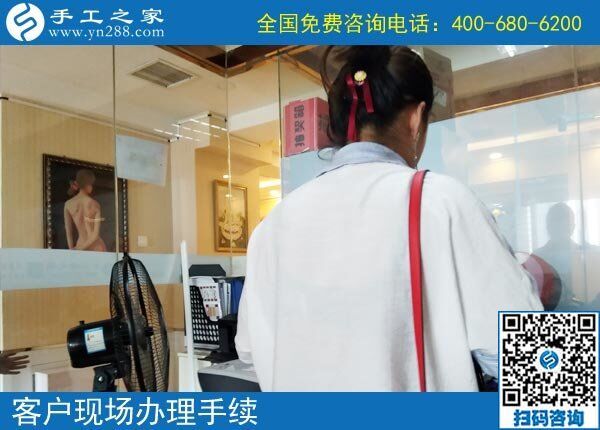 能給孩子買他喜愛的，福建莆田許女士做正規(guī)供料的手工活掙錢后