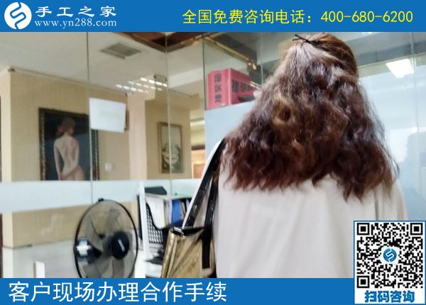 天熱了，不出門，天津王女士與婆婆一起做正規(guī)供料的手工活掙錢