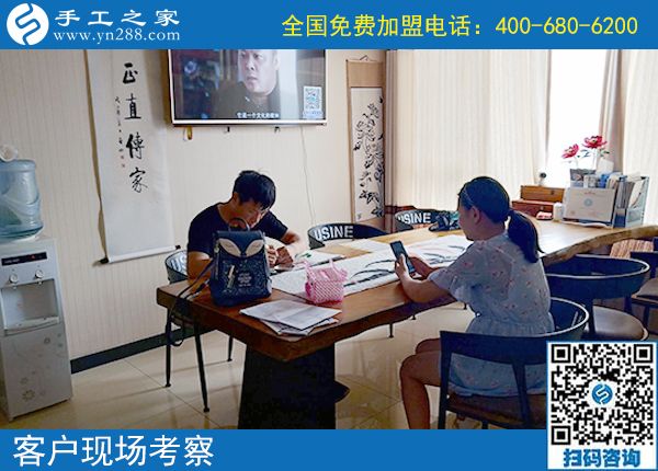 在周?chē)说难壑?，馬先生夫婦的生活是幸福的，除了羨慕之外，更多的是佩服，夫妻倆都是在外上班掙工資的，工作不錯(cuò)，而且空閑時(shí)間兩個(gè)人還一起做著一份手工活兼職，在家還有一份收入，更主要的兩個(gè)人都很喜歡，還能在一起做。 家住安徽靈璧的馬先生夫婦，以前下班后也跟很多上班族一樣，沒(méi)什么事干，馬先生出去跟朋友喝酒聊天，妻子在家看看電視追追劇，雖然日子也很平淡，但兩人少了交流，生活里總感覺(jué)缺點(diǎn)什么。 正是這樣情況長(zhǎng)期存在，正是兩個(gè)人都意識(shí)到這個(gè)問(wèn)題，所以第一次看到手工之家的勵(lì)志珠可以寄到家做的手工活時(shí)，夫婦兩人的意見(jiàn)高度一致，都想趕緊考察一下，然后把這個(gè)手工活拿回家做。 一番了解、一次考察，成就了馬先生夫婦的好兼職，勵(lì)志珠針?lè)ê?jiǎn)單、干凈衛(wèi)生、時(shí)間自由、成品高端，非常適合兩個(gè)人。兩個(gè)人都做的很認(rèn)真，也都做的很好，馬先生雖然是個(gè)男士，但有時(shí)做得比妻子做的還好。 不出門(mén)在家做手工，不僅讓馬先生夫婦有了一份收入，更讓兩個(gè)人能常常坐在一起、相互交流、有說(shuō)有笑。這一次，馬先生寄回一批珠繡成品，結(jié)算加工費(fèi)720元。