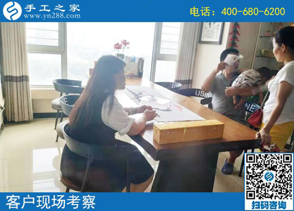 7月31日，月末來合作，想在家做手工活掙錢的人選擇了珠繡，手工之家接待考察加工客戶剪影