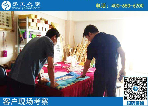 8月14日，把手工活拿回家做，這里的珠繡個(gè)人定制很受歡迎，手工之家接待考察加工客戶剪影