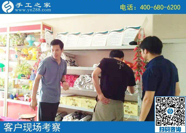 8月14日，把手工活拿回家做，這里的珠繡個(gè)人定制很受歡迎，手工之家接待考察加工客戶剪影(圖1)