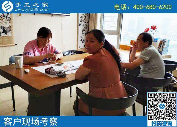 組織人做手工活促進鄰里和睦，一起說說笑笑串珠繡(圖1)