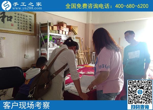 空閑時(shí)做串珠手工活外發(fā)，浙江湖州李女士一家人邊賺錢邊過節(jié)的畫面好溫馨