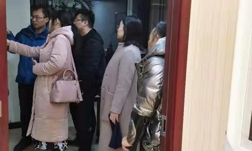 加大珠繡市場(chǎng)化、著重產(chǎn)品創(chuàng)新------記邯鄲學(xué)院文化產(chǎn)業(yè)管理專業(yè)主任一行到手工之家調(diào)研指導(dǎo)