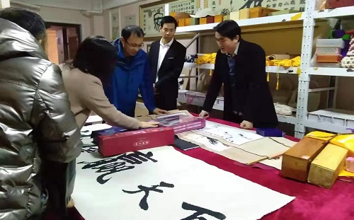 加大珠繡市場(chǎng)化、著重產(chǎn)品創(chuàng)新------記邯鄲學(xué)院文化產(chǎn)業(yè)管理專業(yè)主任一行到手工之家調(diào)研指導(dǎo)