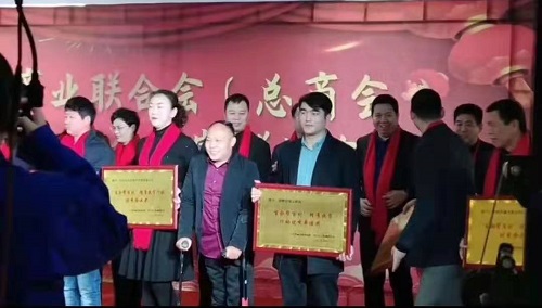 心懷公益、助力扶貧 --- --- 手工之家郝總與邯山區(qū)工商聯(lián)愛(ài)心企業(yè)家一起參加送溫暖春節(jié)慰問(wèn)活動(dòng)