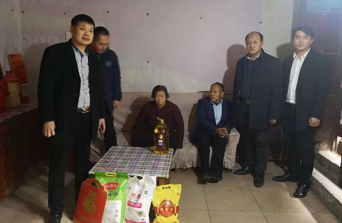 心懷公益、助力扶貧 --- --- 手工之家郝總與邯山區(qū)工商聯(lián)愛(ài)心企業(yè)家一起參加送溫暖春節(jié)慰問(wèn)活動(dòng)