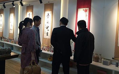 邯鄲市委宣傳部文化產(chǎn)業(yè)改革處張宗強(qiáng)處長、何文毅處長一行蒞臨手工之家參觀指導(dǎo)工作
