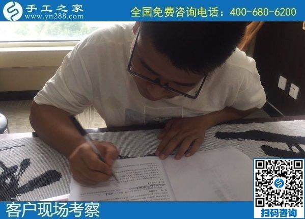 8月15日，手工活拿回家做要掙錢，越來越多的人選擇了這里外發(fā)手工活，手工之家接待考察合作加工客戶剪影