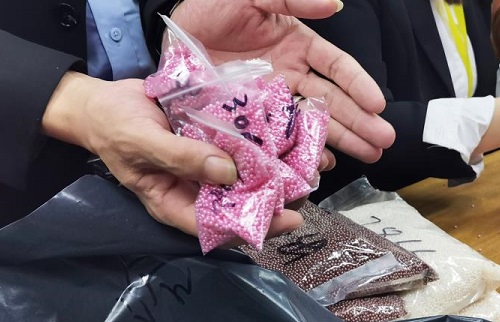 加班到夜里十點(diǎn)，要讓珠繡外發(fā)材料盡快到加工人員的手中(圖6)