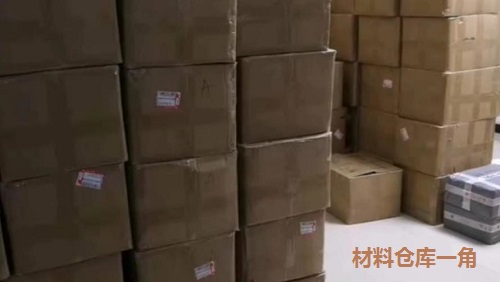 加班到夜里十點(diǎn)，要讓珠繡外發(fā)材料盡快到加工人員的手中(圖2)