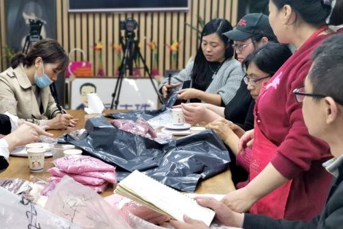 加班到夜里十點(diǎn)，要讓珠繡外發(fā)材料盡快到加工人員的手中(圖3)