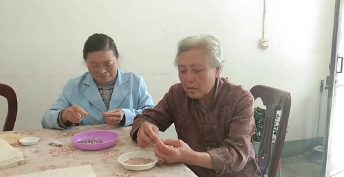 從個人加工到創(chuàng)業(yè)組織人做，4年來，她一直在做勵志珠珠繡