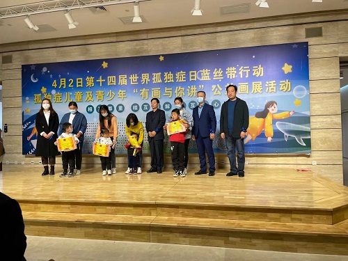 一起給他們關(guān)注、關(guān)心、關(guān)愛(ài)-----記手工之家受邀參加藍(lán)絲帶行動(dòng)之孤獨(dú)癥孩子“有畫(huà)與你講”公益畫(huà)展