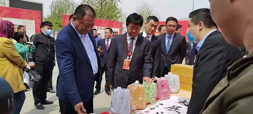 珠繡非遺項(xiàng)目展風(fēng)采，助力邱縣文冠果花節(jié)----記邱縣第六屆文冠果花節(jié)勝利開幕