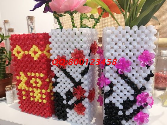 1月4日，想接正規(guī)廠家的手工活，做手工之家的珠繡串珠外發(fā)手工活，要對這里的產(chǎn)品了解，圖為勵志珠珠繡串珠產(chǎn)品實拍