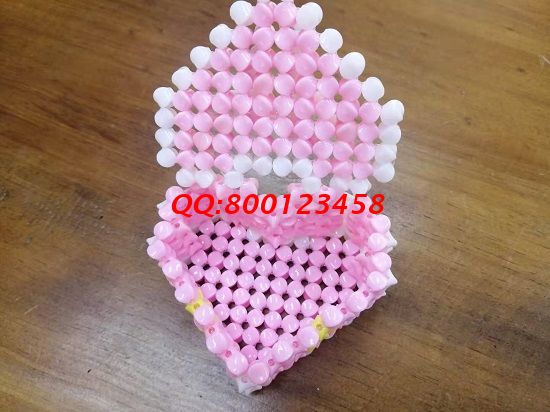 4月27日，實地考察，找到了正規(guī)廠家的手工活，可以帶回家做的手工活要先確定合作企業(yè)正規(guī)可靠，圖為勵志珠珠繡串珠手工產品實拍