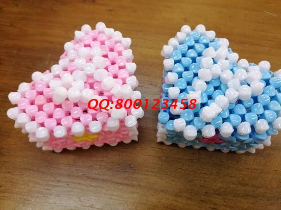 4月27日，實地考察，找到了正規(guī)廠家的手工活，可以帶回家做的手工活要先確定合作企業(yè)正規(guī)可靠，圖為勵志珠珠繡串珠手工產品實拍