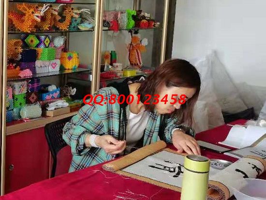 4月30日，不了解就實地考察，了解了就要行動，做手工活掙錢，珠繡拿回家做的手工活成為大家共同的選擇，圖為一些優(yōu)秀繡娘提前到進行手工技能學(xué)習(xí)