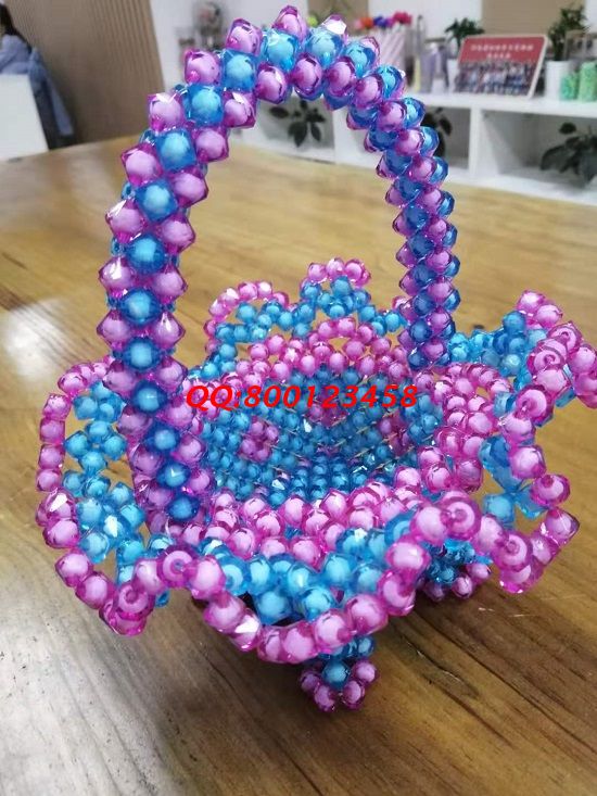 5月28日，加工驗收有保障，可以帶回家做的手工活，手工之家的勵志珠珠繡服務很完善，圖為珠繡串珠純手工（花籃）成品實拍