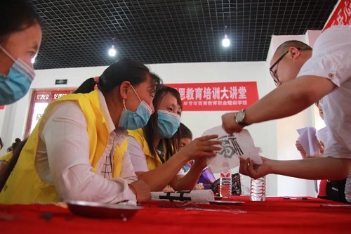 讓孩子快樂(lè)，陪伴才是硬道理-----記手工之家在家陪著孩子做珠繡手工事業(yè)的每一個(gè)人