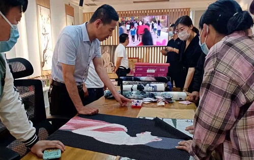 共同致力于發(fā)展珠繡手工就業(yè)創(chuàng)業(yè)好項(xiàng)目-------歡迎天津薊州區(qū)領(lǐng)導(dǎo)一行到手工之家參觀(guān)考察