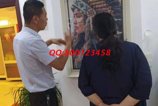 在家人的支持下，找到可以寄到家做的手工活，她的收入不錯(cuò)