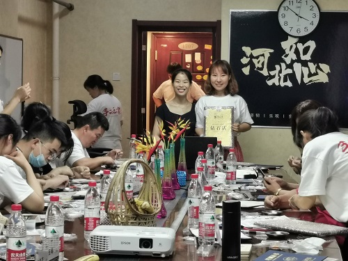 一起行動(dòng)，相互合作，達(dá)成目標(biāo)！------記手工之家材料倉(cāng)庫(kù)備貨有感