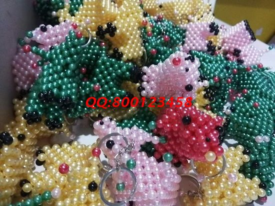 7月1日，傳承非遺傳統(tǒng)手工，勵(lì)志珠珠繡手工是正規(guī)拿回家做的手工活，常年有活兒，圖為加工人員寄回的珠繡串珠飾品實(shí)拍