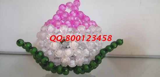 8月10日，就業(yè)創(chuàng)業(yè)好項(xiàng)目，拿回家做的手工活，手工之家的手工活代理加工項(xiàng)目很受大家的歡迎，圖為勵(lì)志珠珠繡串珠產(chǎn)品實(shí)拍