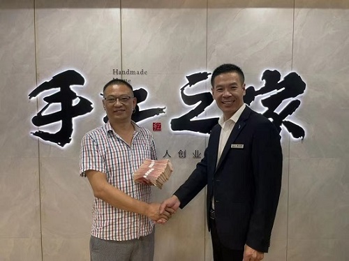 一次獎(jiǎng)金100000元，做珠繡非遺手工，我驕傲！--- ---記湖南湘西代理周總在手工之家領(lǐng)取獎(jiǎng)金