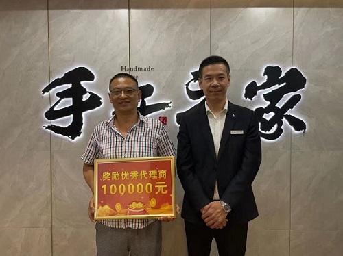 一次獎(jiǎng)金100000元，做珠繡非遺手工，我驕傲！--- ---記湖南湘西代理周總在手工之家領(lǐng)取獎(jiǎng)金