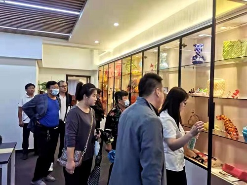 做好珠繡手工，助力鄉(xiāng)村振興 --- --- 記邯鄲學(xué)院宋主任一行蒞臨手工之家參觀指導(dǎo)