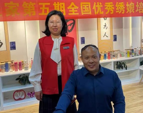 10月4日，拿回家做的手工活，珠繡串珠手工活代理加工項(xiàng)目的加工材料都有啥？看看就知道，圖為手工之家第五期優(yōu)秀繡娘培訓(xùn)會(huì)剪影