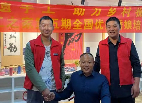 10月4日，拿回家做的手工活，珠繡串珠手工活代理加工項(xiàng)目的加工材料都有啥？看看就知道，圖為手工之家第五期優(yōu)秀繡娘培訓(xùn)會(huì)剪影