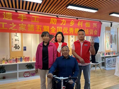 10月4日，拿回家做的手工活，珠繡串珠手工活代理加工項(xiàng)目的加工材料都有啥？看看就知道，圖為手工之家第五期優(yōu)秀繡娘培訓(xùn)會(huì)剪影