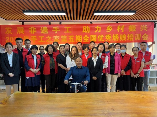 10月4日，拿回家做的手工活，珠繡串珠手工活代理加工項(xiàng)目的加工材料都有啥？看看就知道，圖為手工之家第五期優(yōu)秀繡娘培訓(xùn)會(huì)剪影
