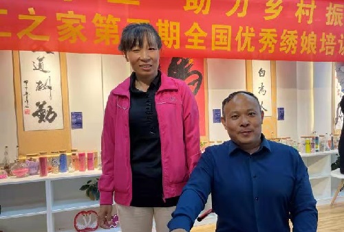 10月7日，正規(guī)可靠，拿回家做的手工活，可以寄到家做的手工活代理加工項目，就選這里，圖為手工之家優(yōu)秀繡娘培訓(xùn)會剪影