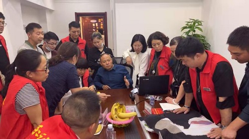 10月8日，重服務、講信譽，在家做手工活，可以帶回家做的手工活，大家都選這個十多年的老企業(yè)，圖為手工之家優(yōu)秀繡娘培訓會剪影