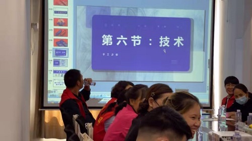 10月8日，重服務、講信譽，在家做手工活，可以帶回家做的手工活，大家都選這個十多年的老企業(yè)，圖為手工之家優(yōu)秀繡娘培訓會剪影