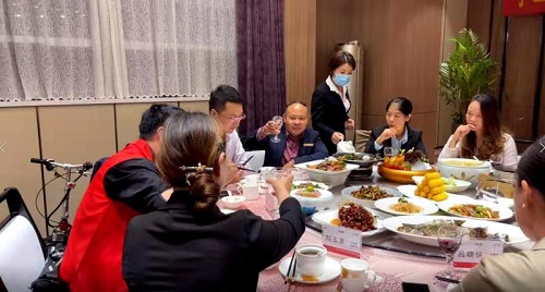10月9日，實地考察，想接正規(guī)廠家的手工活，拿回家做的手工活就選非遺項目勵志珠珠繡，圖為手工之家第五期優(yōu)秀繡娘培訓(xùn)會接待剪影