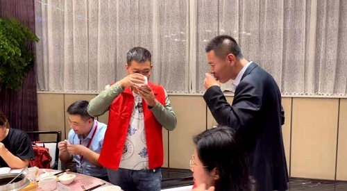 10月9日，實地考察，想接正規(guī)廠家的手工活，拿回家做的手工活就選非遺項目勵志珠珠繡，圖為手工之家第五期優(yōu)秀繡娘培訓(xùn)會接待剪影