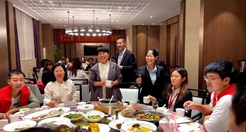 10月9日，實地考察，想接正規(guī)廠家的手工活，拿回家做的手工活就選非遺項目勵志珠珠繡，圖為手工之家第五期優(yōu)秀繡娘培訓(xùn)會接待剪影