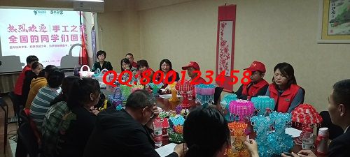 10月11日，想接正規(guī)廠家的手工活，找拿回家做的手工活，看好這兩點(diǎn)，可以放心選擇了，圖為手工之家優(yōu)秀繡娘往期培訓(xùn)會(huì)剪影