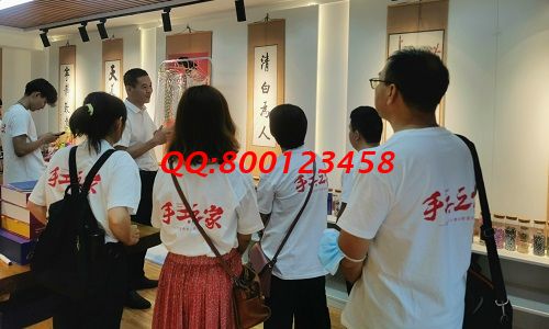 10月11日，想接正規(guī)廠家的手工活，找拿回家做的手工活，看好這兩點(diǎn)，可以放心選擇了，圖為手工之家優(yōu)秀繡娘往期培訓(xùn)會(huì)剪影